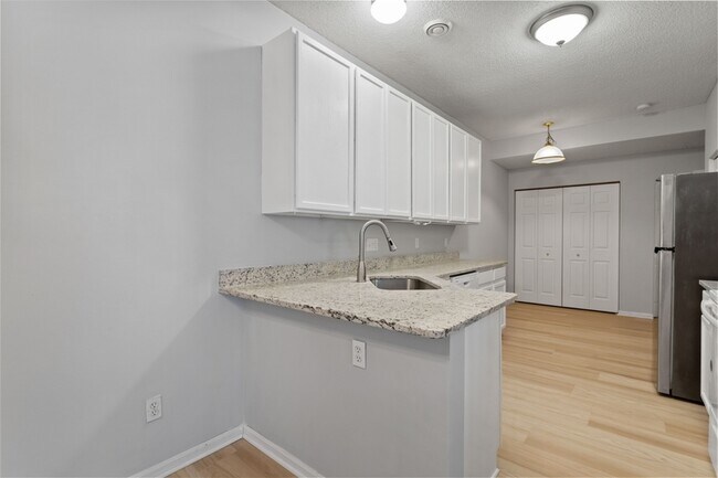 Foto del edificio - 9105 Holly Ln N