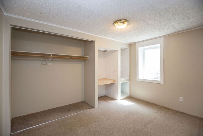 Building Photo - 4 bed/2 bath Student Friendly Home!