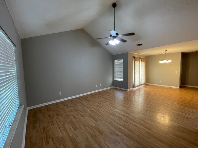 Foto del edificio - 5012 Scotch Pine Ave