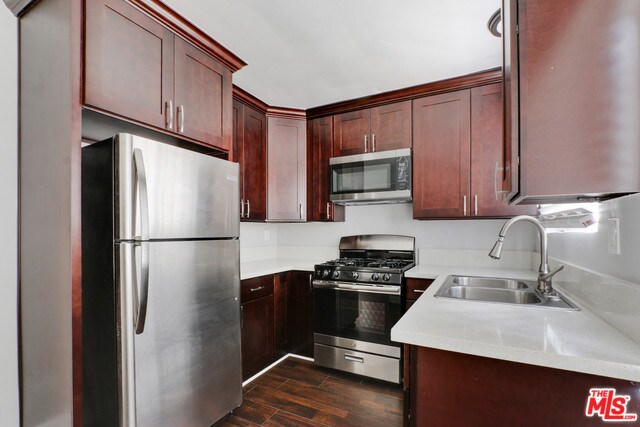 Foto del edificio - 1663 N Bronson Ave