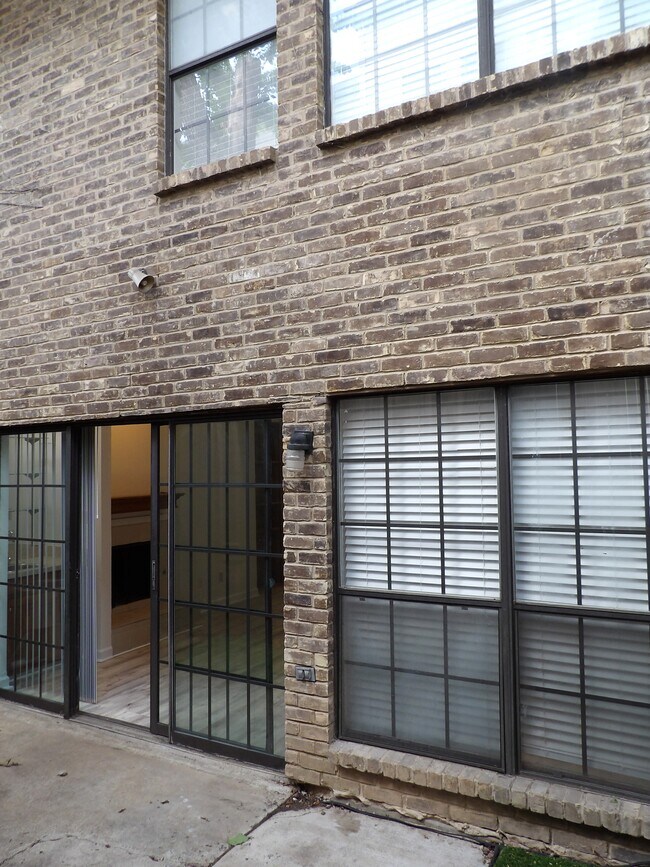 Foto del edificio - 3909 Rawlins St