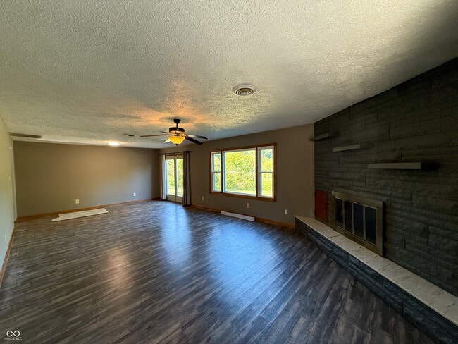 Foto del edificio - 902 E Bunker Hill Rd