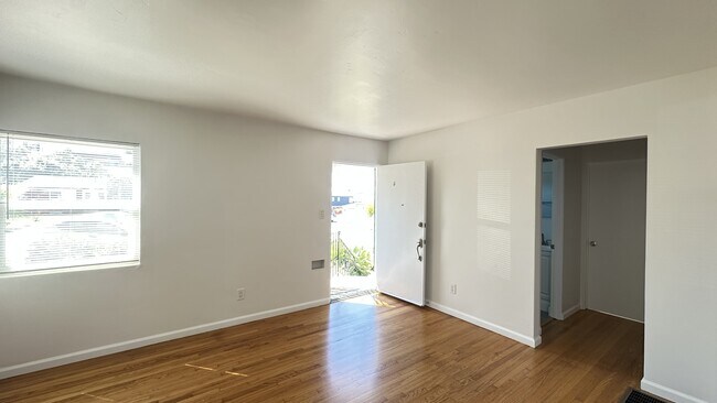 Foto del edificio - 4692 Newport Ave