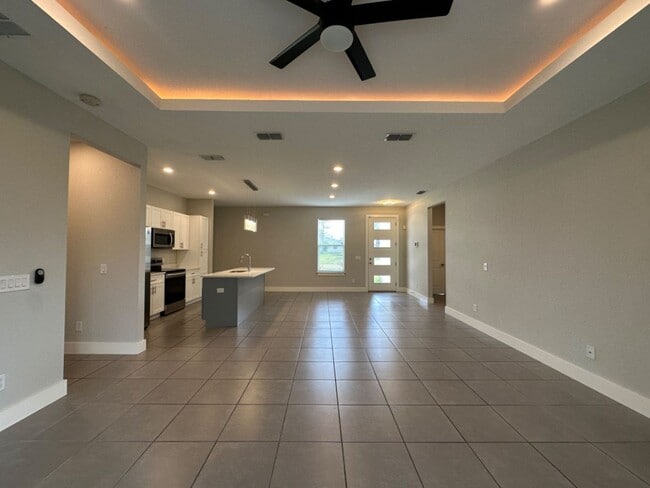 Foto del edificio - Poinciana Dream home - 4 beds and 2 baths ...