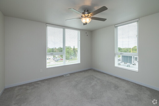 2BA, 1.5BA - 1,315SF - Primary Bedroom - Vanne