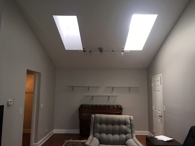 Building Photo - 633 Le Parc Cir
