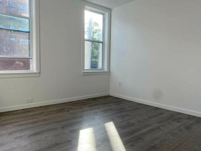 Foto del edificio - 3 bedroom in BRONX NY 10465