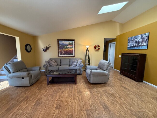 Building Photo - Spacious 4 Bed, 3 Bath Home - Terrango Glen