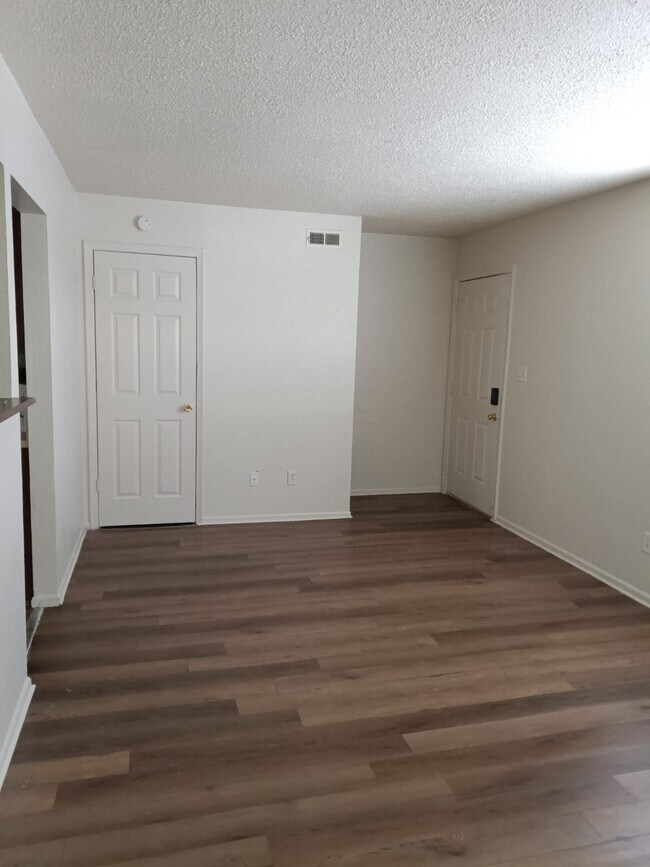 Foto del edificio - 1050 Plaza Ct N