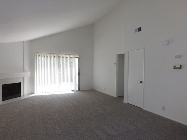 Building Photo - Beautiful 3 bedroom 2 bathroom house
