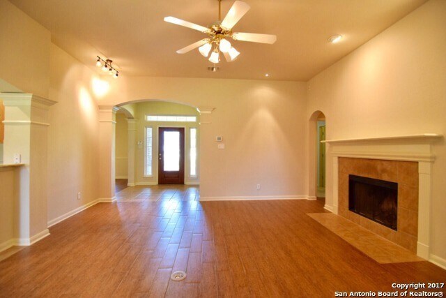 Foto del edificio - **APPLICATION RECEIVED** *COMING SOON!* Stunning Custom Home on 1.98 Acres in Gated Lantana Ridge!