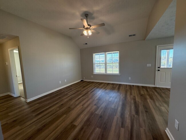 Foto del edificio - BEAUTIFUL 3 BEDROOM 2 BATHROOM HOME IN SCE...
