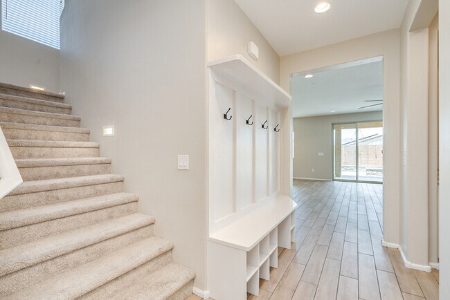 Foto del edificio - This stunning 2-story residence combines m...