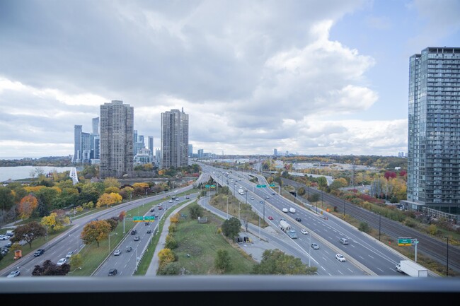 Photo du bâtiment - 1928 Lake Shore Blvd W