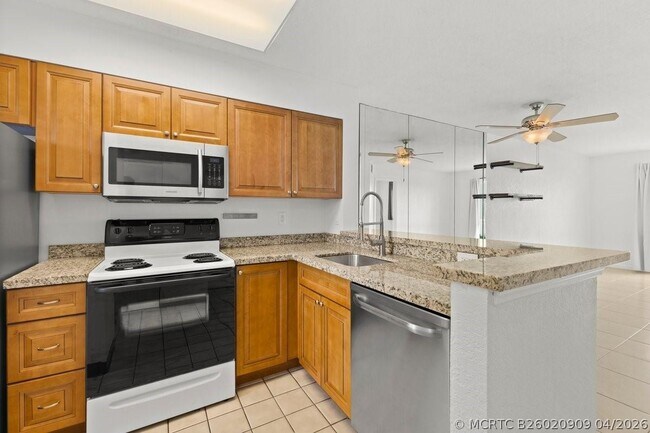 Building Photo - 2106 S Cypress Bend Dr