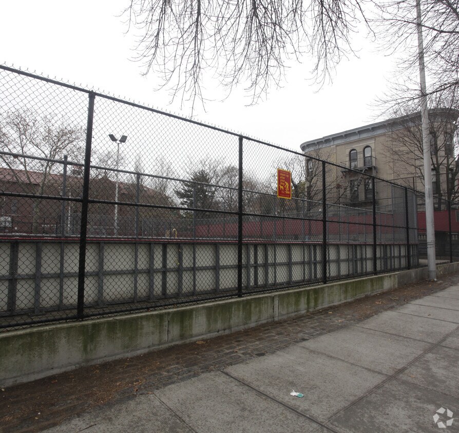 Foto del edificio - 5202 Fort Hamilton Pky