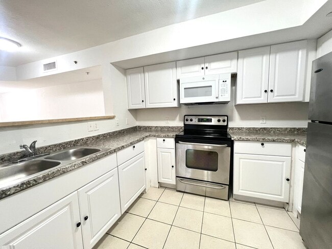 Building Photo - Welcome to Your Ideal Home in North Miami'...