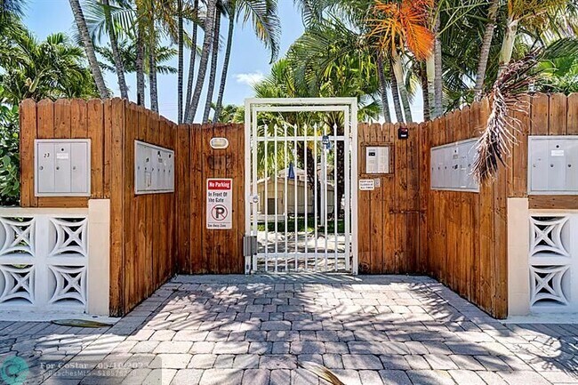 Foto del edificio - 736 NE 13th Ct