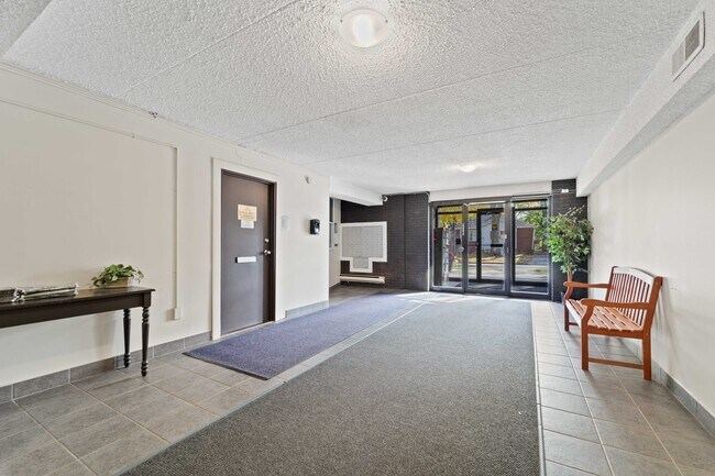 Photo du bâtiment - Frances Tower Apartments