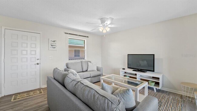 Foto del edificio - 3905 Del Prado Blvd S