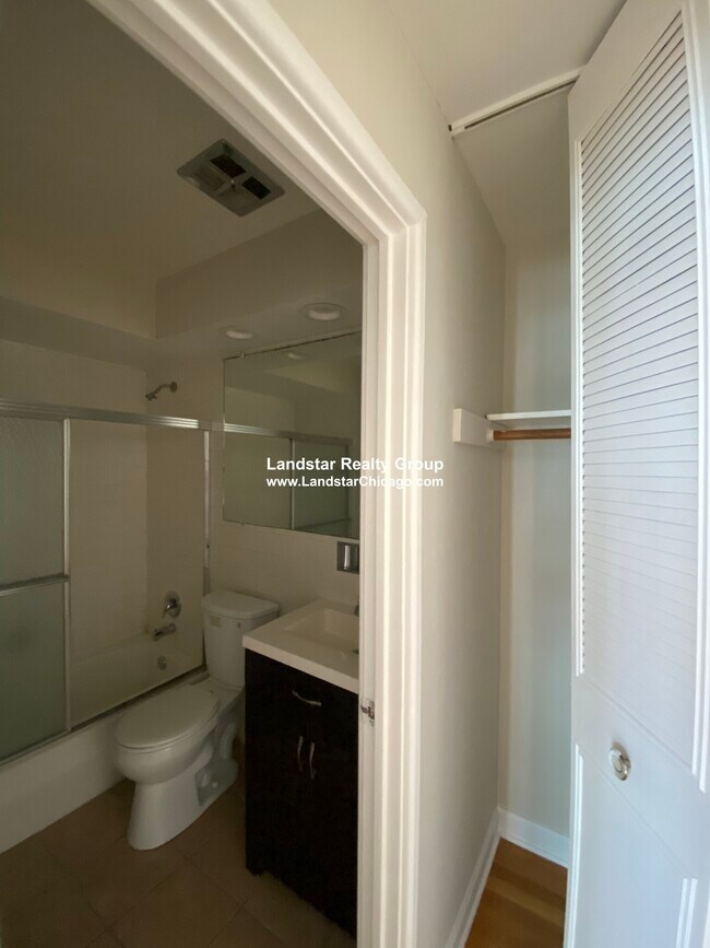 Foto del edificio - 5917 N Kenmore Ave