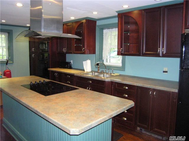 Foto del edificio - 134 Centerport Rd