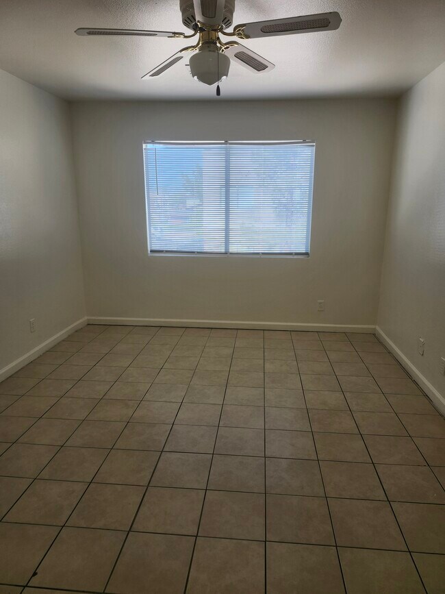 Foto del edificio - 1670 N Lamont St