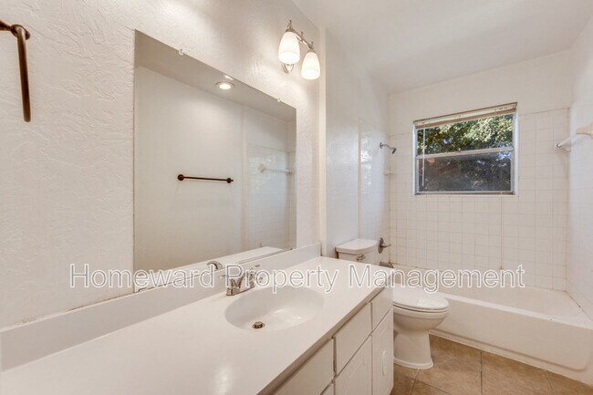 Building Photo - 3003 Helmet St