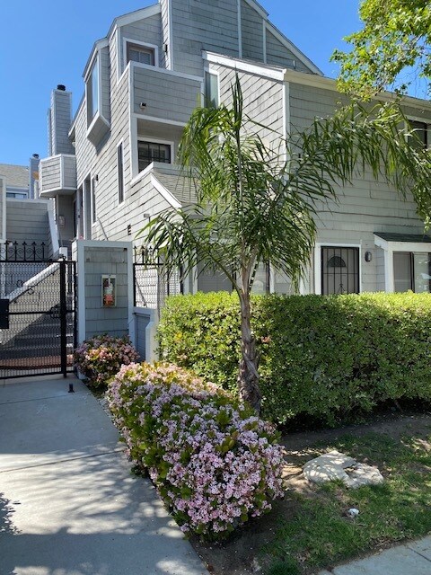 Foto del edificio - 1051 Newport Ave