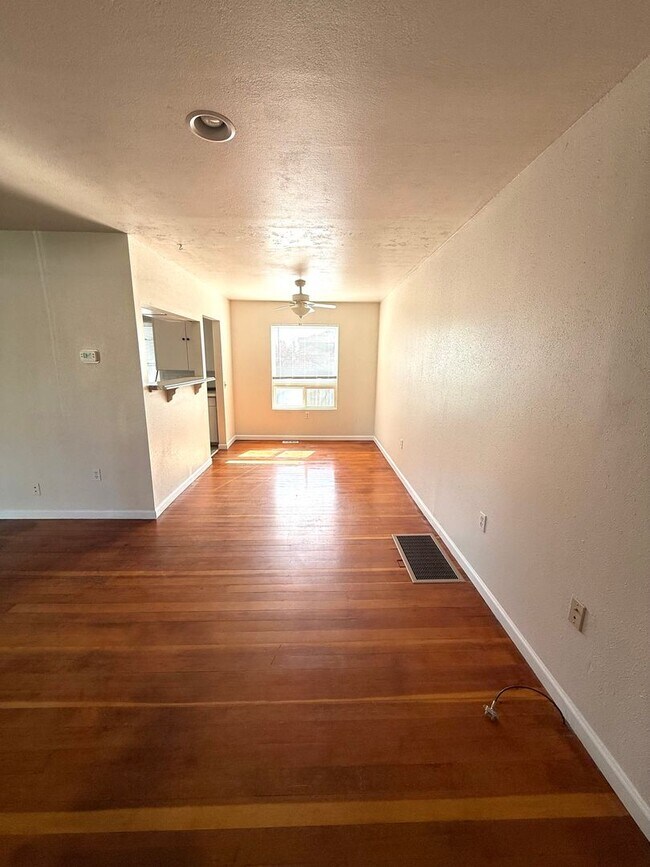 Foto del edificio - 502-504 Barth Ave