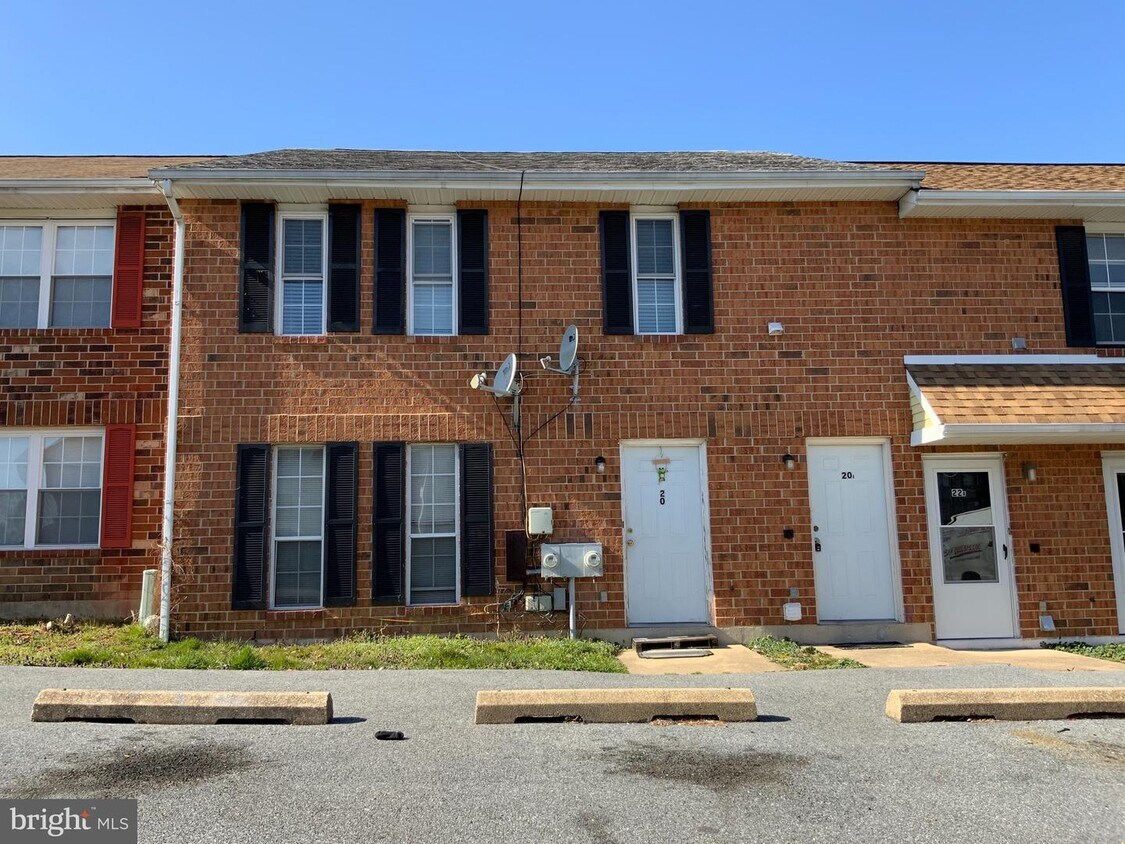 Primary Photo - 20 Deen St
