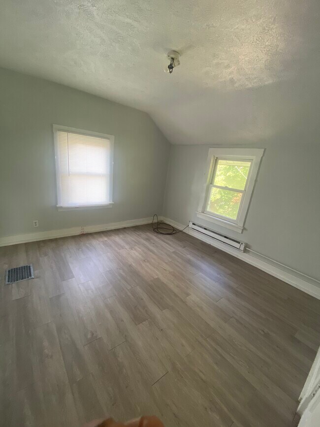 Building Photo - 846 Maple Ave