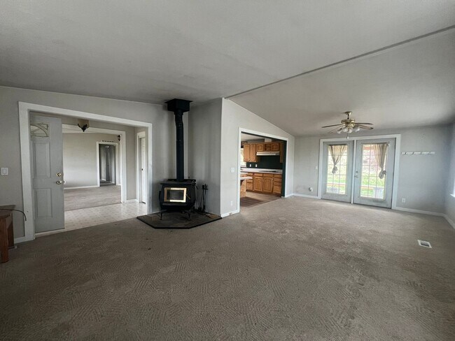 Foto del edificio - 3 Bedroom, 2 Bathroom Manufactured Home - ...