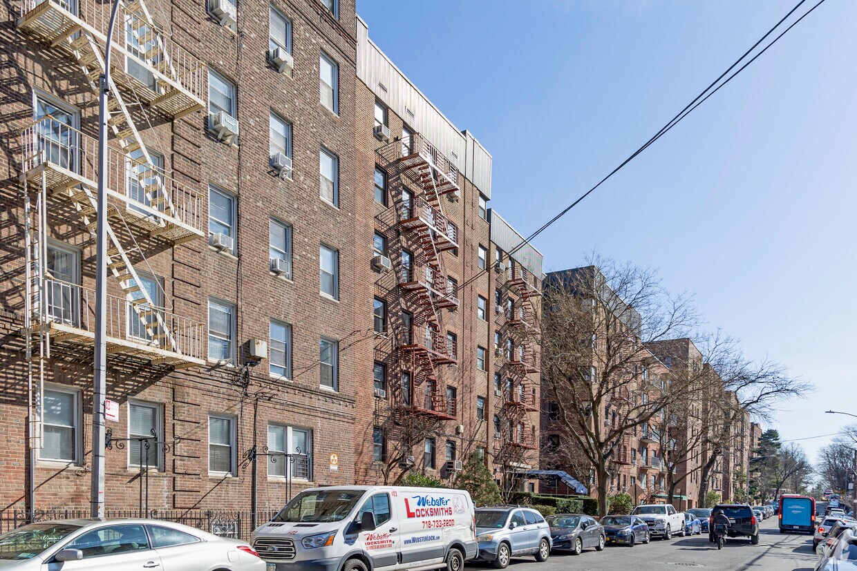 Primary Photo - 3260 Netherland Ave