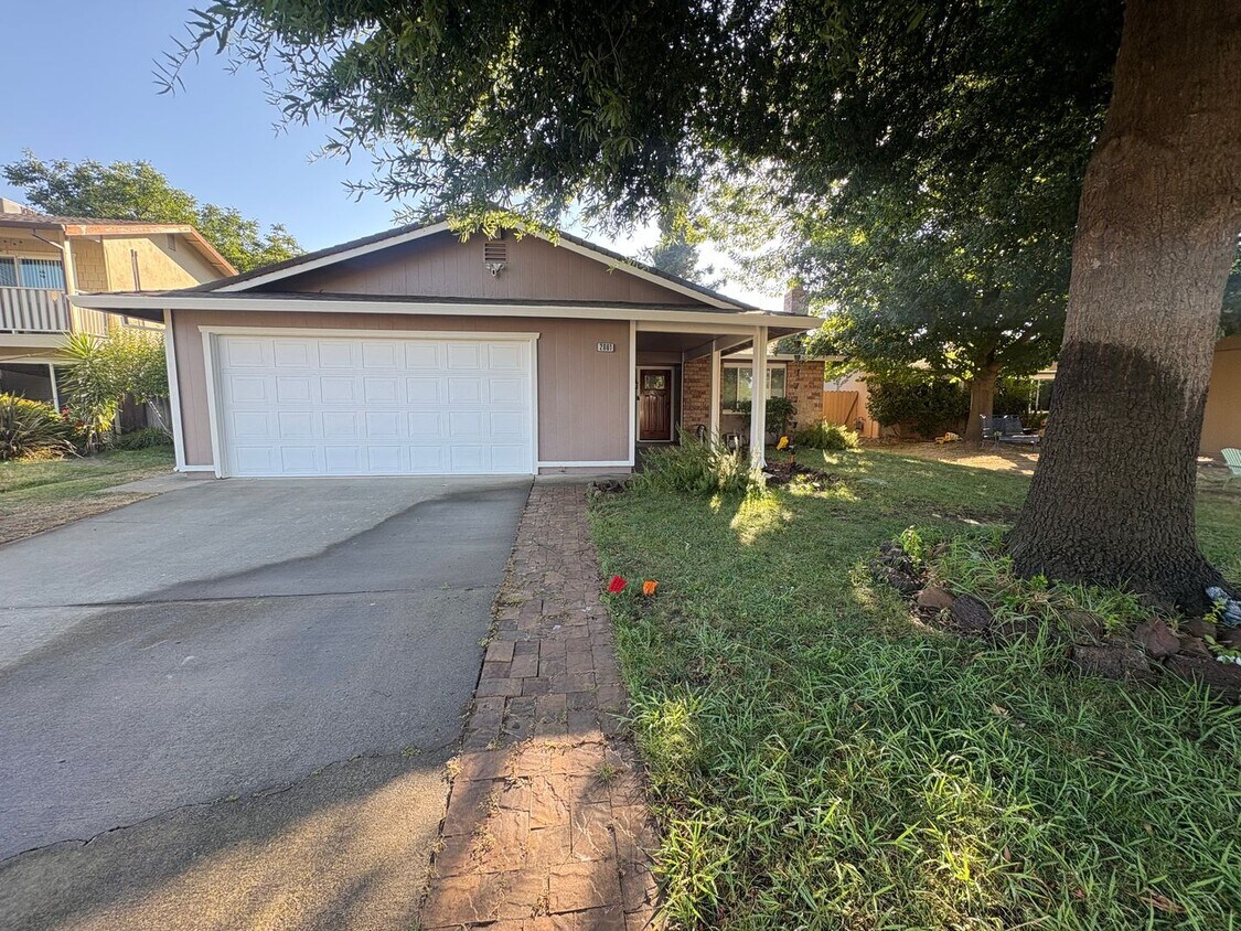 Foto principal - Cozy 3 Bed 2 Bath Home in La Riviera