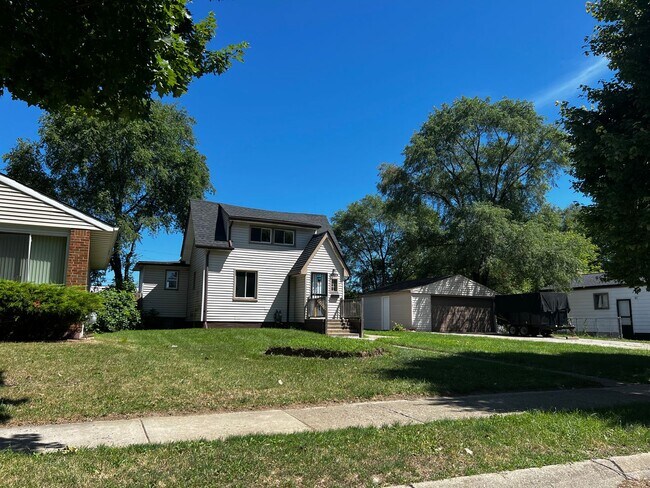 Building Photo - 2 bed 1 bath roseville home with office, g...