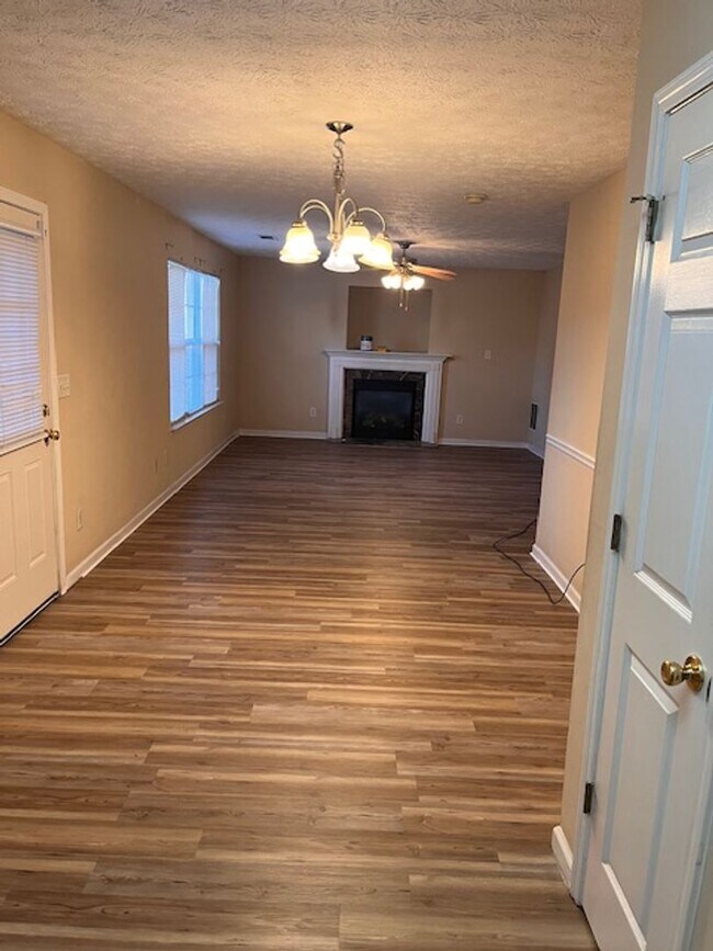 Building Photo - Home in Locust Grove