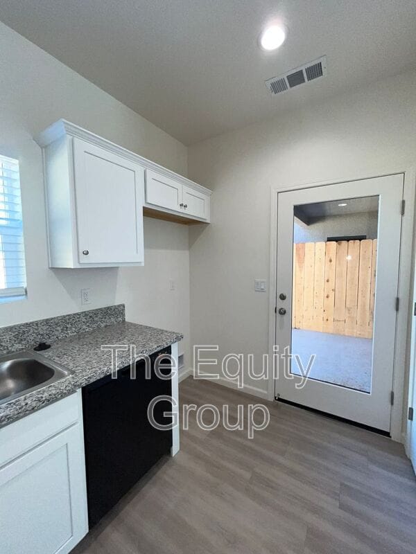Building Photo - 4114 E Kaweah Ave