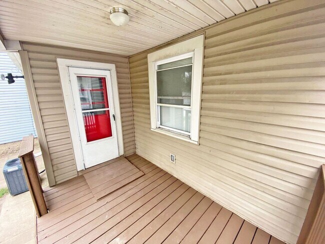 Building Photo - Freshly Updated Single Family in Dayton!