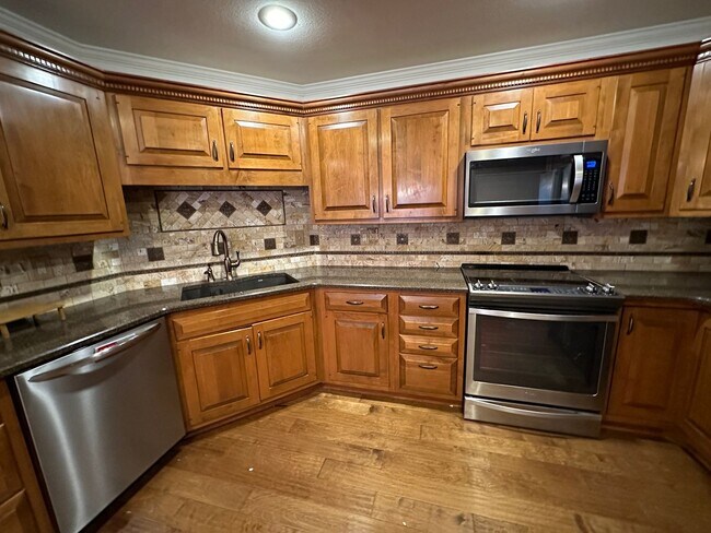 Foto del edificio - Fully Updated Executive Rental - FREE MONT...