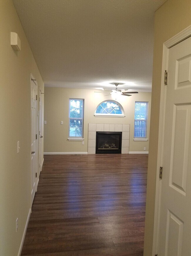 Foto del edificio - 421 Orchard View Ct