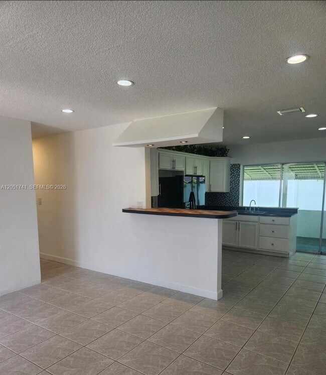 Foto del edificio - 2710 NW 52nd Pl
