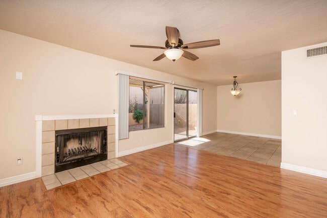 Foto del edificio - 1656 N Sierra Vista Dr