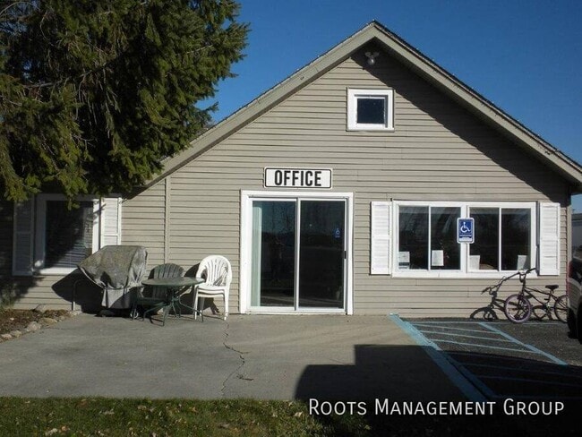 Building Photo - 731 Holmes Dr
