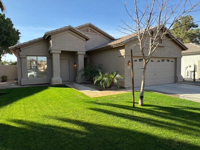 Foto del edificio - Stunning 4 Bedroom/2 Bath Water Front Home...