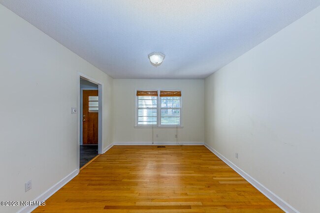 Building Photo - 1009 Park Dr