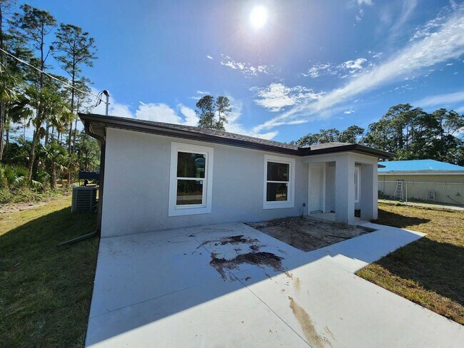 Foto del edificio - MOVE IN READY-NEWER CONSTRUCTION 3/2 LEHIG...