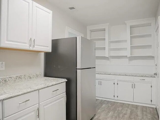 Building Photo - 2661 Harvey Ave