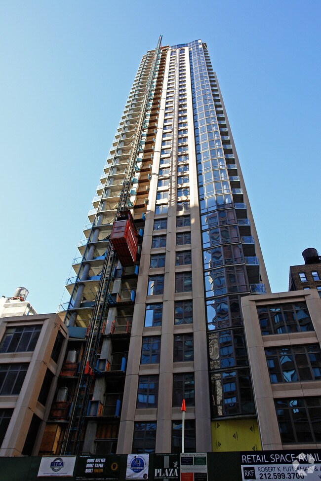 Building Photo - Chelsea Stratus