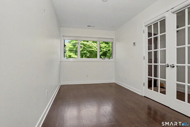 Building Photo - 1 Island Dr